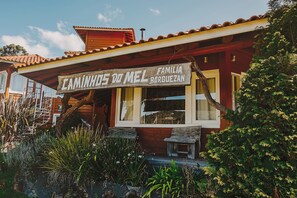 A building with a sign reading "Caminhos do Mel Família Borgesan". - Pousada Caminhos de Mel - Urubici - SC (Urubici)