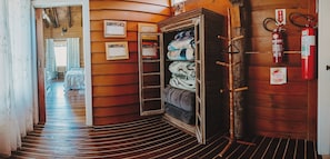 Deluxe-Ferienhütte, Küche | Wohnbereich | 32-Zoll-Fernseher mit Digitalempfang, Netflix, Pay-TV