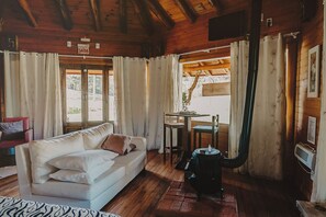 Cabaña Deluxe, cocina | Zona de estar | Una televisión, Netflix, películas de pago, servicios de streaming