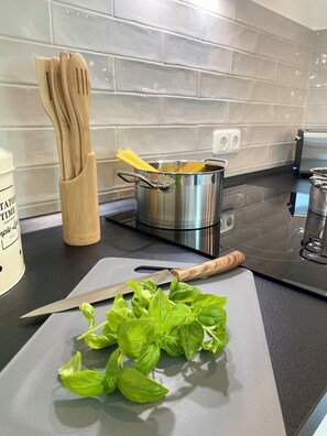 Fridge, oven, stovetop, dishwasher - Penthouse - Zentral und Genial (Passau)