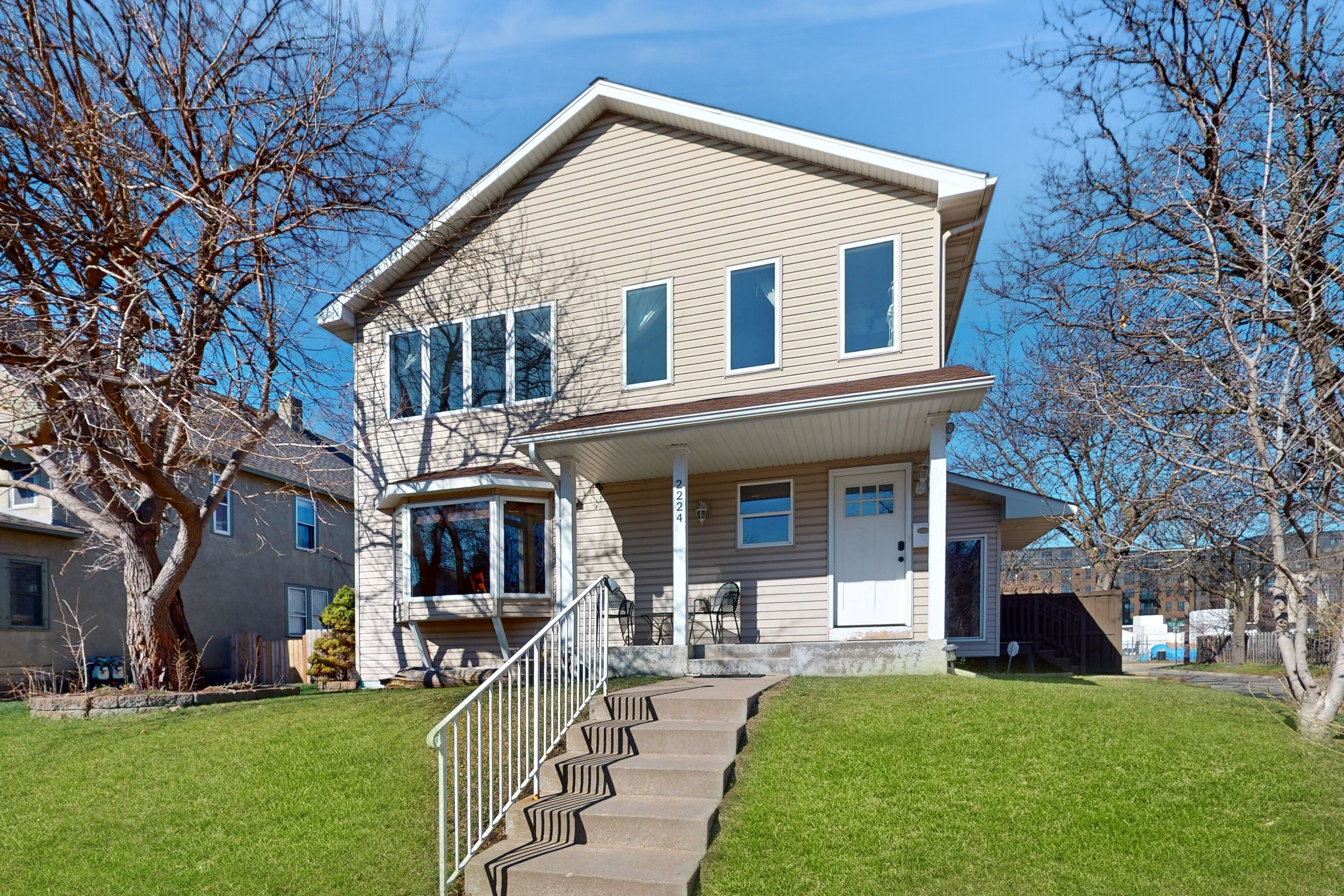 Second-floor downtown home with fireplace, streaming, washer/dryer, & AC