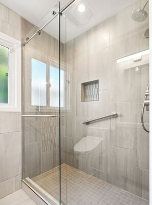 Shower, hair dryer, towels, soap - Cozy Ranch-Style House w/Zen Garden (San Leandro)