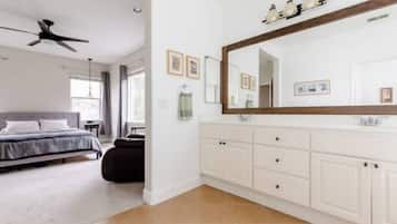 2 bedrooms, in-room safe, iron/ironing board, free WiFi