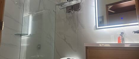 Bruser, håndklæder, Sæbe, Toiletpapir