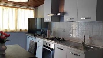 Frigorifero, forno, piano cottura, bollitore elettrico