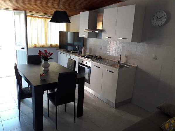 Jääkaappi, uuni, liesi, vedenkeitin