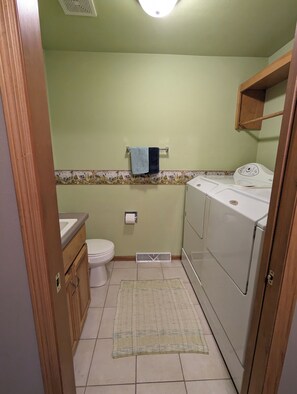Douche, sèche-cheveux, bidet, serviettes fournies