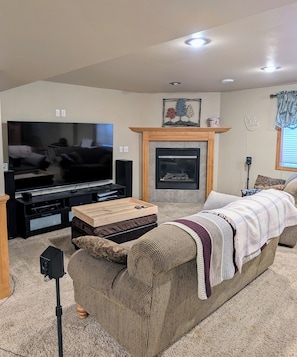 Smart TV, chimenea, mesa de ping pong, libros