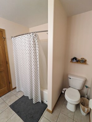 Douche, sèche-cheveux, bidet, serviettes fournies