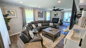 Smart TV, fireplace, foosball - Cozy, Beautiful, Lovely Home Away from Home, Your Perfect Family Reunion Retreat (Fairfield)