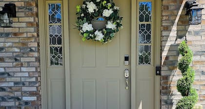 Cozy, Beautiful, Lovely Home Away from Home. Perfect for family re-unions!