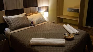 Cubrecamas, tabla de planchar con plancha, wifi gratis y ropa de cama