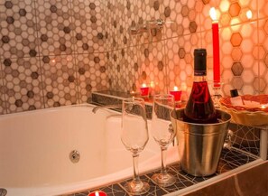 Deluxe Suite | Bathroom | Combined shower/tub, rainfall showerhead, towels, soap - Serk'ana Suite Hostal (Arequipa)