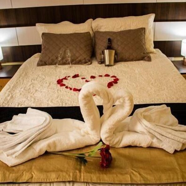 Selimut bulu angsa, setrika/meja setrika, Wi-Fi gratis, dan seprai linen