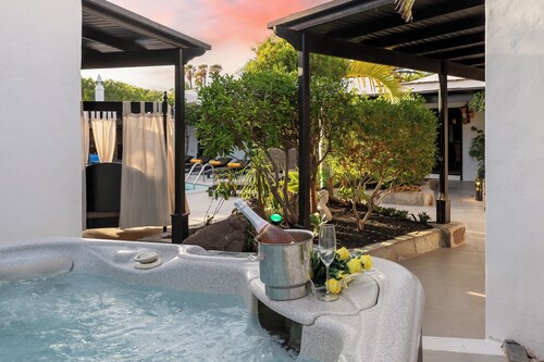 Private quiet villa with a short walk to beaches, restaurants, bars and shops.