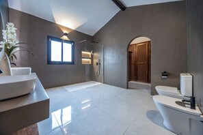 Dusche, Haartrockner, Bidet, Handtücher