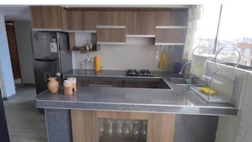 Refrigerador, tetera eléctrica y utensilios de cocina