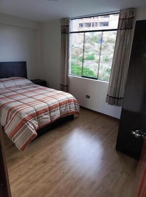 6 bedrooms, desk, soundproofing, iron/ironing board