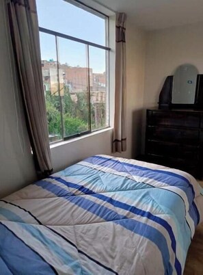 6 bedrooms, desk, soundproofing, iron/ironing board