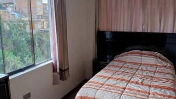 6 makuuhuonetta, työpöytä, äänieristys, silitysrauta/-lauta