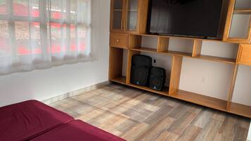 6 bedrooms, desk, iron/ironing board, free WiFi