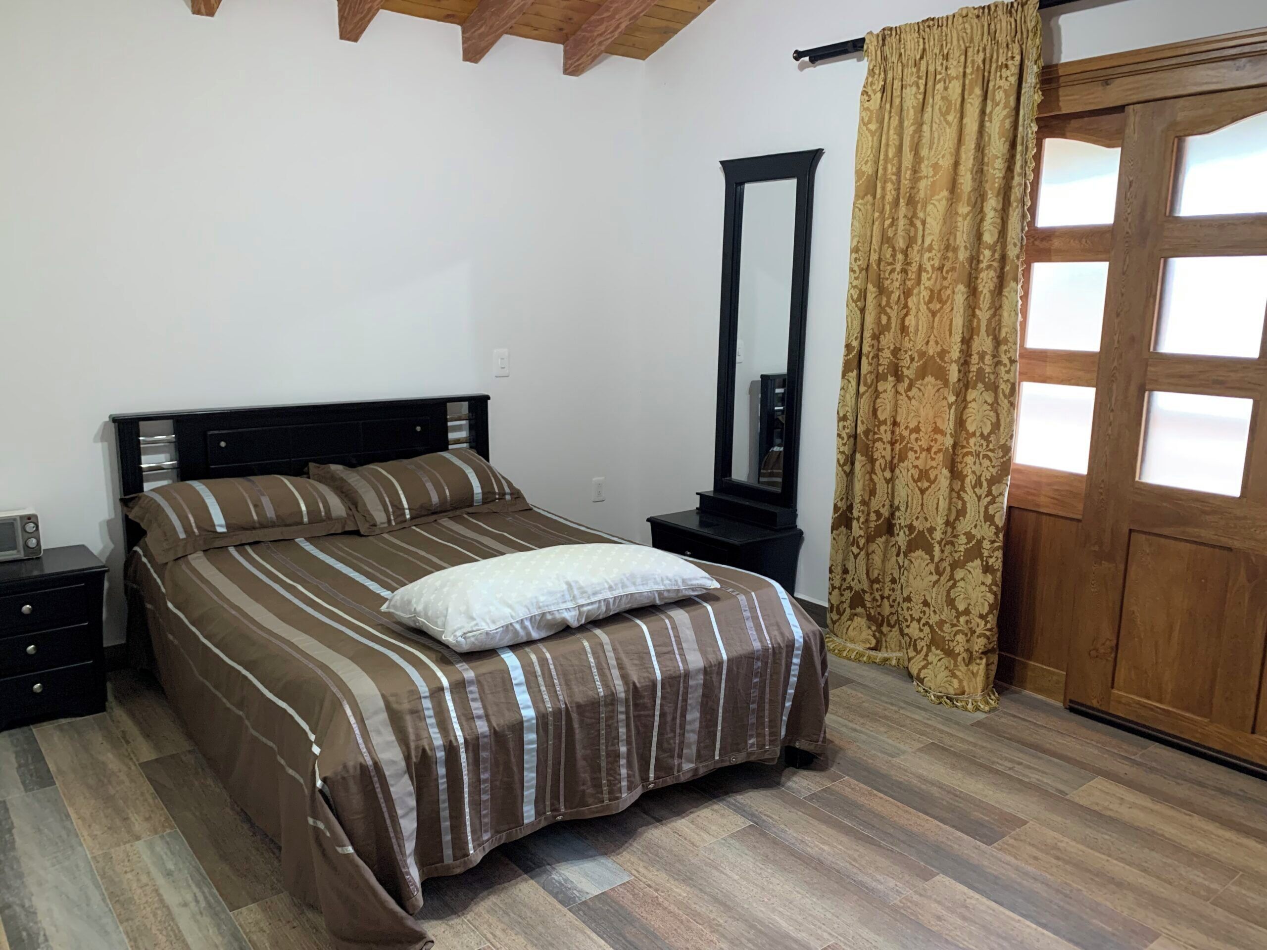 6 bedrooms, desk, iron/ironing board, free WiFi