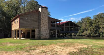 House/Boat house on the river! Boat lift and boat ramp, sun deck, ice machine