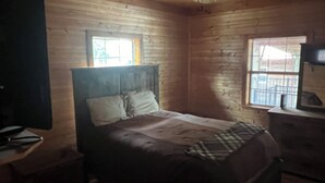 2 bedrooms, WiFi, bed sheets - House/Boat house on the river!  Boat lift and boat ramp, sun deck, ice machine (Karnack)