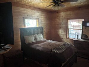 2 bedrooms, WiFi, bed sheets - House/Boat house on the river! Boat lift and boat ramp, sun deck, ice machine (Karnack)