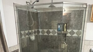 Ein Badezimmer mit Duschkabine, Badewanne und Toilette.