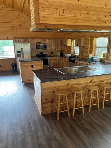 House/Boat house on the river!  Boat lift and boat ramp, sun deck, ice machine