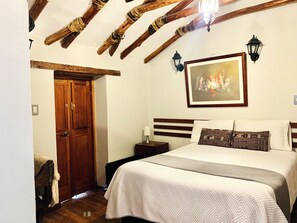 Desk, laptop workspace, free WiFi - El Portal de Qopuy Lodge (Coporaque)
