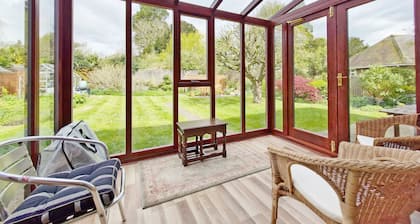 Bramley Cottage - sleeps 6 guests in 3 bedrooms