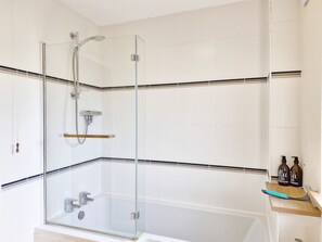 Shower, hair dryer - Bramley Cottage - sleeps 6 guests  in 3 bedrooms (Singleton, Chichester)