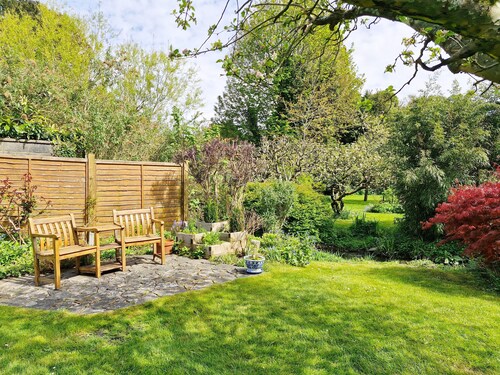 Bramley Cottage - sleeps 6 guests  in 3 bedrooms