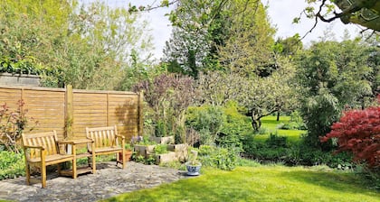 Bramley Cottage - sleeps 6 guests in 3 bedrooms