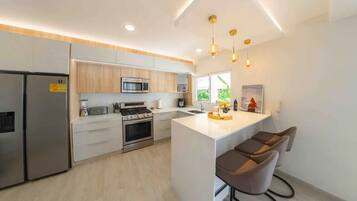 Réfrigérateur, micro-ondes, four, plaque de cuisson