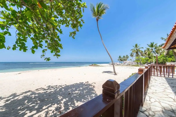 På stranden, solsenger og strandhåndklær