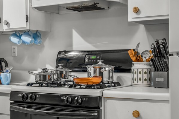 Frigorifero, microonde, forno, piano cottura