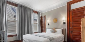 3 bedrooms, desk, iron/ironing board, free WiFi - Style and Luxury - Unbeatable Location (Milwaukee)