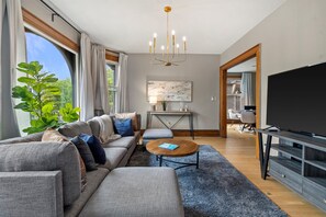 Smart TV - Style and Luxury - Unbeatable Location (Milwaukee)