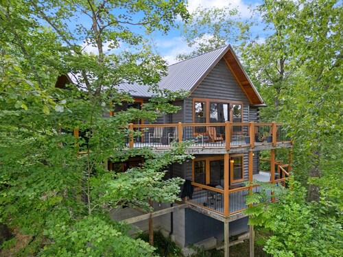 Luxury Cabin with Rustic Elegance