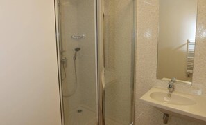 Haartrockner, Handtücher, Seife, Toilettenpapier