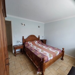 2 bedrooms, desk, iron/ironing board, travel cot
