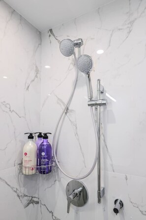 Dusche, Haartrockner, Handtücher, Seife