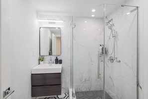 Shower, hair dryer, towels, soap - 3BR2Bth Parking, Cambridge/Boston, W/D, Subway,A/C (Somerville)