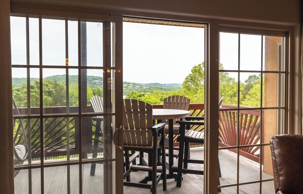 Interior - Walk-In 3 Bedroom 2 Full Bath Luxury Condo, Sleeps 12 Lake View & Mins from SDC! (Branson)