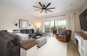 Smart TV, fireplace, video games, books - Walk-In 3 Bedroom 2 Full Bath Luxury Condo, Sleeps 12 Lake View & Mins from SDC! (Branson)