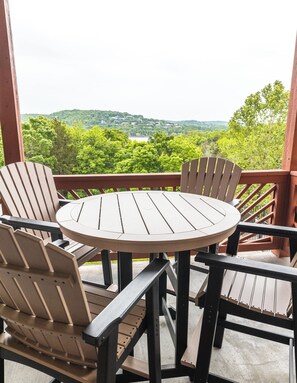 Outdoor dining - Walk-In 3 Bedroom 2 Full Bath Luxury Condo, Sleeps 12 Lake View & Mins from SDC! (Branson)