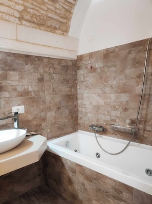 Baignoire à jets, sèche-cheveux, bidet, serviettes fournies